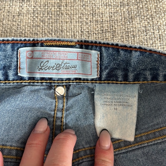 Vintage Low-Rise Levi’s - Picture 3 of 7